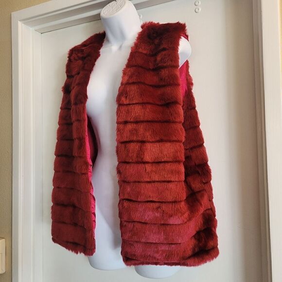 Karma merlot colored faux fur vest in excellent condition - Picture 2 of 7